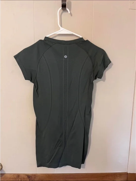 lululemon athletica Short Sleeve Seamless Top - Dark Gray - Picture 2 of 2